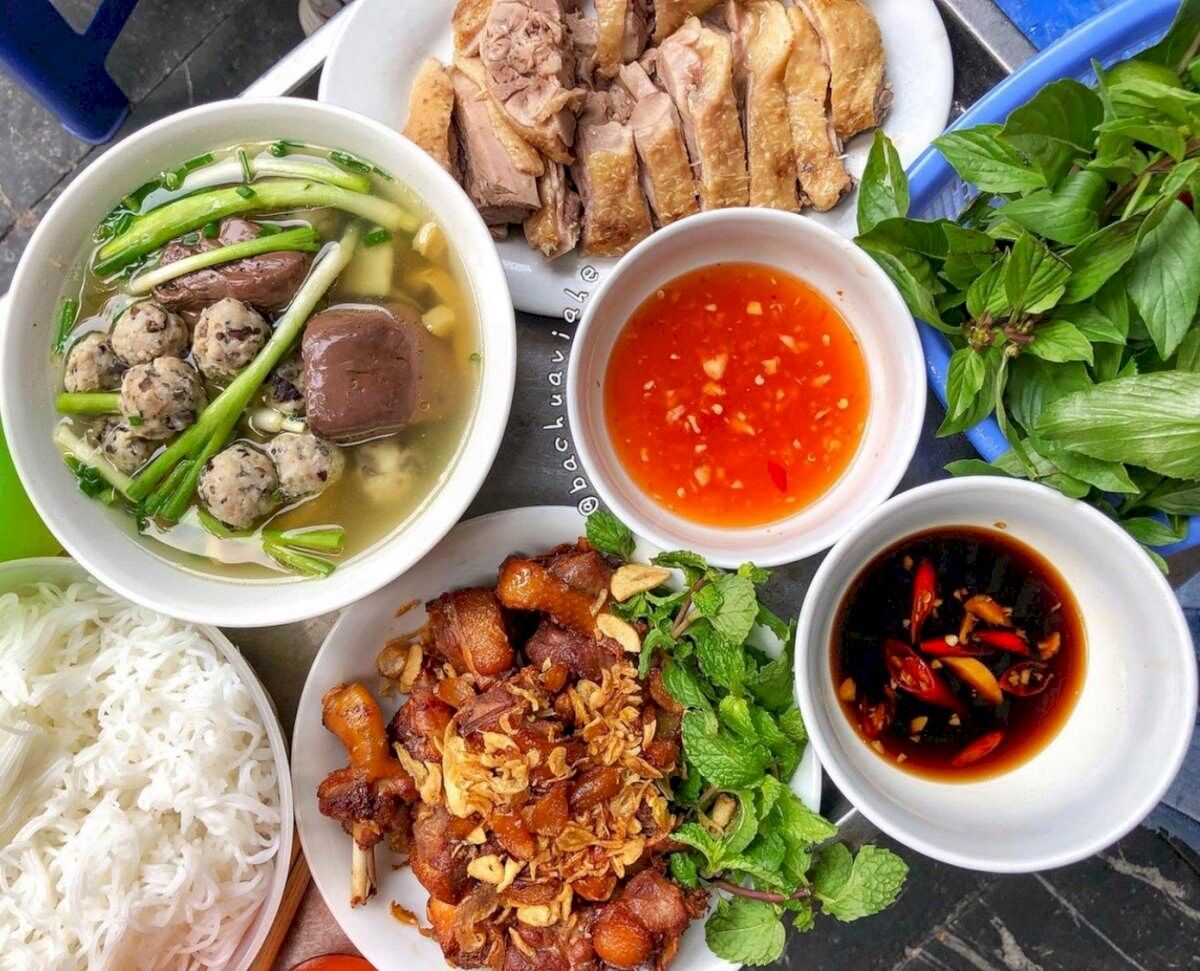 Experience Hanoi Tours with sustainable dining
